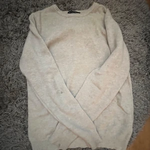 Stickad tröja - Gosig ljusgrå stickad tröja från Brandy Melville passar alla från xs till l beroende på hur man vill att plagget ska sitta, skriv till mig om frågor!