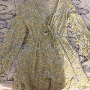 Nelly klänning - Aldrig använd! dock lite skrynklig då den legat i i garderoben. Nypris 499:-