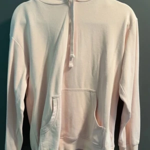 Aprikos hoodie - Basic hoodie från H&M, normal i storleken o gott skick.