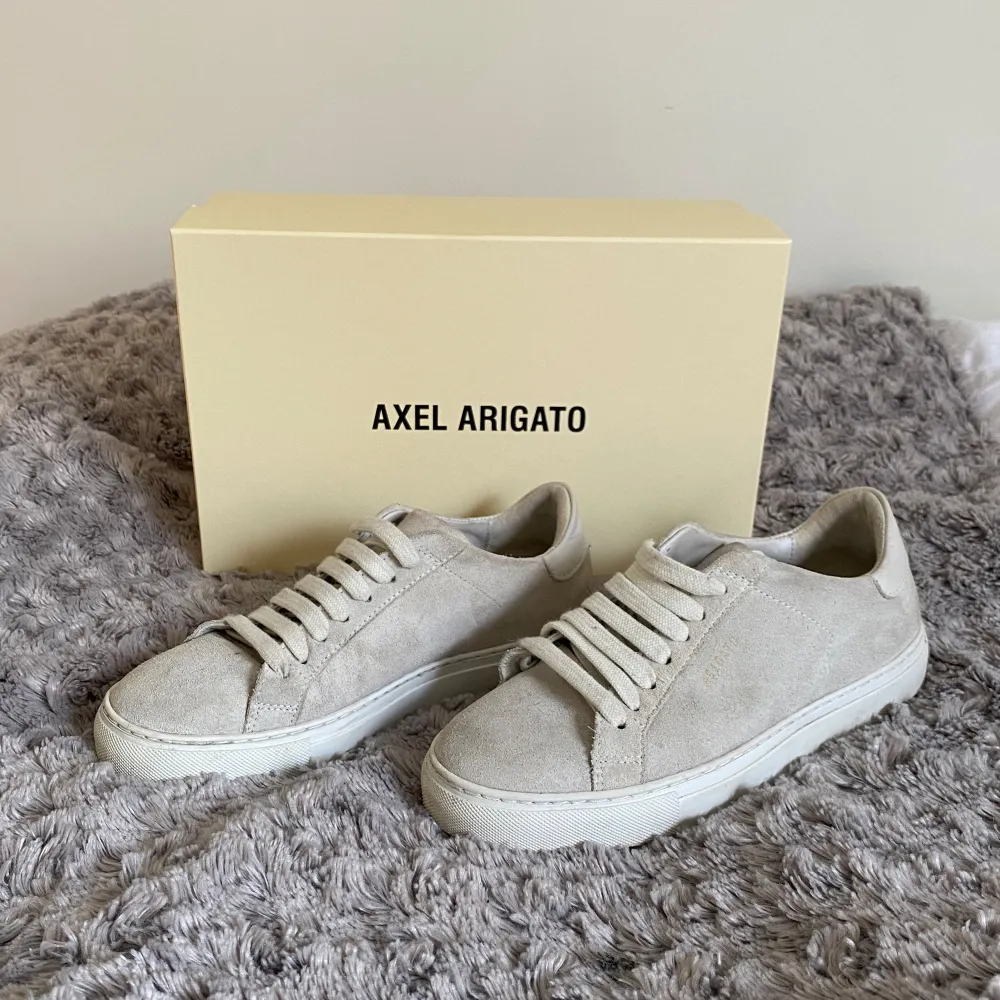 Axel Arigato 90 clean suede i beige. Storlek 35 men passar 36.. Skor.