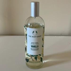 Bodyshop vanilla  - En bodymist från Bodyshop som luktar väldigt gott! Den luktar vanilj. Det är fortfarande väldigt mycket kvar som ni ser på bilden. Först i kvarn!  Står inte för postens slarv!