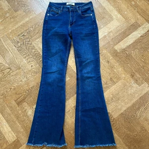 Jeans - Säljer dessa jeans då dom inte kommer till användning, har inte använt dom många gånger alls🤗dom är skit snygga och SKIT sköna 🫶🏻