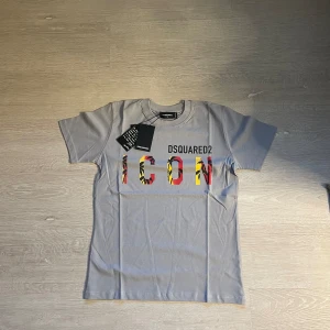 dsquared2 t shirt - Alla taggar finns aldrig använd tvär fett💯priset går o diskutera om man köper fler finns i storlekarna S och M