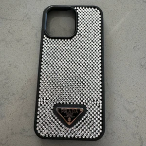 Prada skal iPhone 15 PRO max  - Aldrig använd (säljs pga fel köpt) 