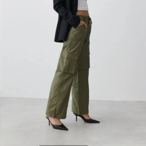 Cargo pants - Så snygga cargo pants från Gina tricot och bara använda en enda gång 🫶🏻 säljer då de tyvärr blivit lite små på mig. Köpta för 500, mitt pris: 200 💕