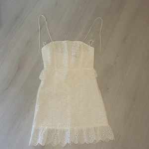 Jätte fin vit klänning  - I bra skick! Helt oanvänd!