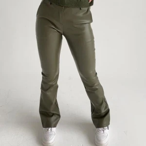 DesignBy Si Vera leather pants - Säljer dessa helt nya DesignBy Si läderbyxor i färgen Khaki. Helt nya inga defekter alls men var tyvärr försmå och det kostade att skicka tillbaks dom så därav försöker jag sälja dom här🫶🏻Är öppen för byte med en xs❤️ Midjemått: 29 Innerbenslängd:74