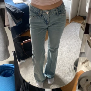 Gina tricot jeans - Använt 2 gånger, inga deflekter. Kom privat för fler bilder/frågor ❤️ nypris 500kr