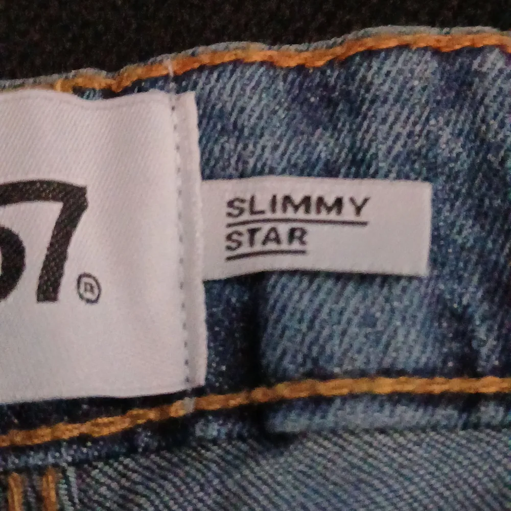 Säljer oanvändna slim star byxor från lager 157. Jeans & Byxor.