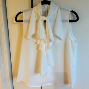 Zara blus - Super fin zara topp/blus som inte säljs längre! Inga defekter! 💓