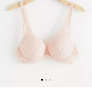 Lindex bh - Supergullig med fin ljusrosa spets, även vid banden. Med push. Nästan oanvänd. Nypris 350🩷