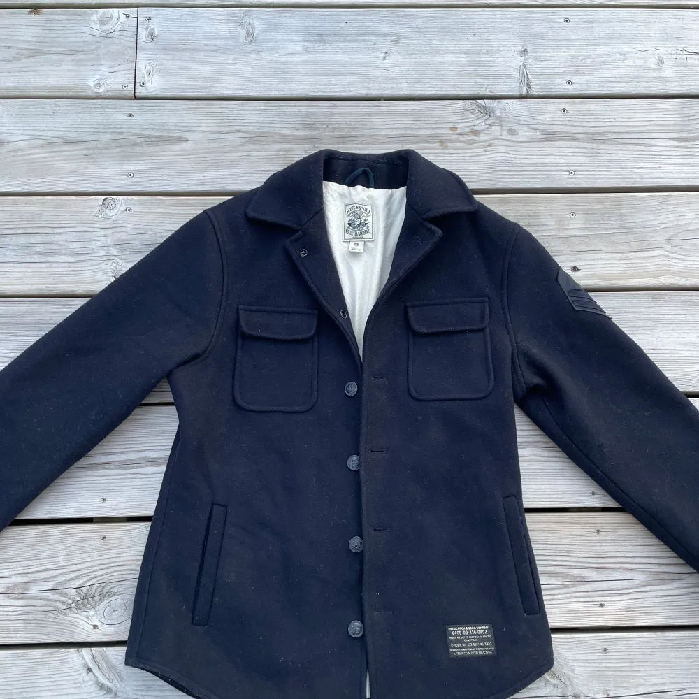 Säljer en otroligt snygg kostymjacka/overshirt från märket Scotch & Soda i färgen marinblå! | Skick 8/10 | Använd ett fåtal gånger men i fint skick! | Stl: M | Vid frågor eller funderingar finns jag i DM! 📩 Mvh CVB Closet. Jackor.