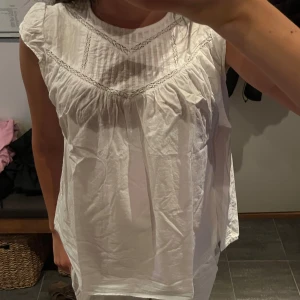 Vit blus från mango - Fin vit topp 💕💕från mango som är i storlek 164, men passa även som xs,s. Säljer då den inte kommer till användning ( använd typ 2 gånger)