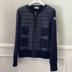 Moncler cardigan  - Säljer min marinblå moncler cardigan i storlek xs då den inte används så mycket längre💕den är köpt på Vestiaire Collective och genomgått äkthetsbevis, skriv vid fler bilder eller frågor! 