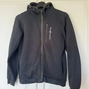 Sail racing hoodie  - Sail racing hoodie  Skick: använd Storlek 160 sitter som xs 