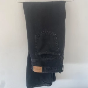 Weekday space - Säljer svarta weekday space i 34/34. Välanvända men inga flaws, endast fått fin fade iom användning.