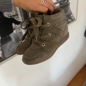 Isabel marant bobby sneakers - Sneakers med klack från isabel marant i så bra skick, knappt använda!! Är i storlek 37 men passar mig som oftast har 37/38! 