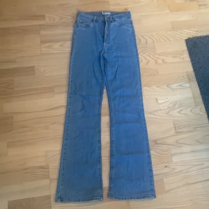 Bootcut jeans - Säljer ett par midwaist bootcut jeans från Cubus. Jeansen är i riktigt bra skick, eftersom dem nästan aldrig är använda. Dem är i storlek 32 men ja skulle säga att dem även passar 34-36 då dem är stretchiga❤️