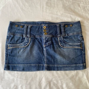 Lågmidjad jeanskjol  - Så snygg lågmidjad jeanskjol! Står storlek 42 i men skulle säga att den är mindre i storlek, midjemåttet är 96cm💕