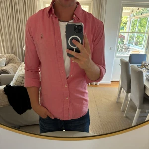 Ralph Lauren skjorta ”Chambray Oxford” - Hej, säljer nu min fina Ralph Lauren skjorta storlek S slimfit ”Chambray Oxford”. Den är i nyskick och kommer vara otroligt snygg i sommar. Nypris 1500kr! Vi kommer att sälja liknande produkter nu i sommar så glöm inte följa profilen!🌊🍾