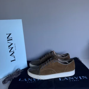 Lanvins - Säljer ett par bruna lanvins i storlek UK10 (EU44), cond 8/10. Lite heeldrag, men annars sjukt bra skick! Kommer med dustbags, extra snören samt OG box