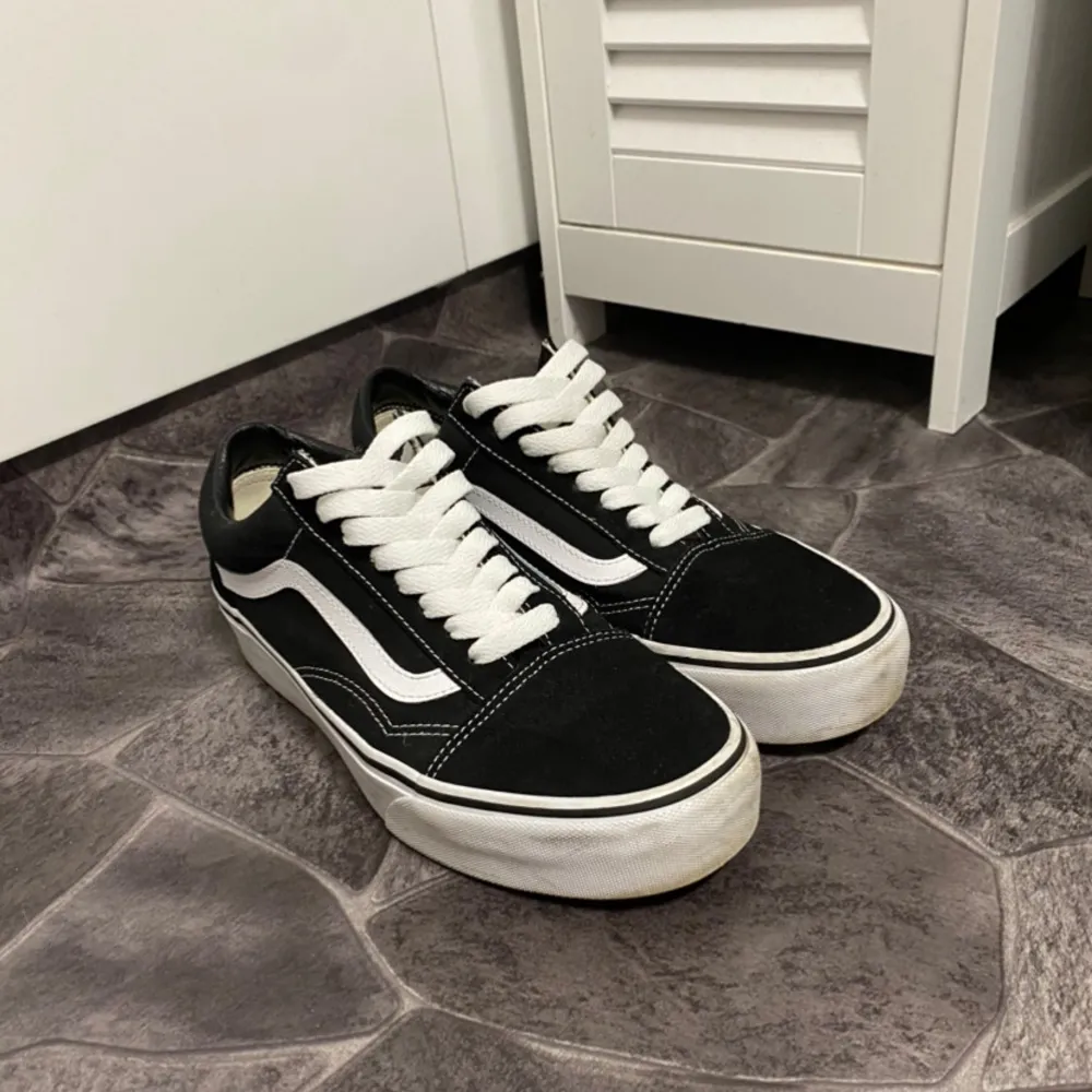 Ett par Vans old Skool platform i fint skick! Sparsamt använda. Skor.