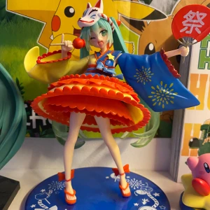 Miku Figur - hon är i hyfsad bra kvalitet men tyvärr en bootleg köpt för ca 300kr :’) det syns dock inte så mycket ! boxen hon kom kan jag skicka med men den är dock ganska mosad 😭 skriv privat för info och mer bilder, priset kan diskuteras 💕