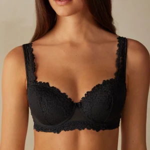 Svart intimimissmi pretty flowers - Passar ca. 75C-75D🥰 sparsamt använd och fint skick men lite tecken på användning. Säljes då storleken är fel för mig   ❗️Har fler fina bh-ar ute i 75d, kan ge en bra deal om du vill köpa dem som bundle!