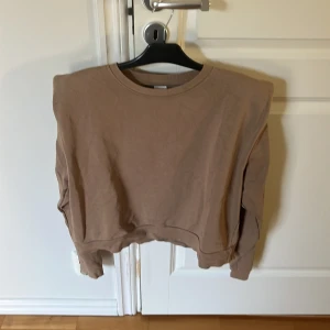 Tröja - Säljer denna beiga tröjan ifrån H&M st M