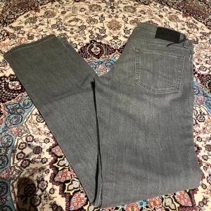 Helt nya gråa jeans - Säljer ett par nya gråa jeans då de ej passar mig.  Storlek : 29/32  Slim fit 