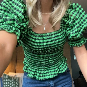 Ganni inspirerad topp - Ganniinspirerad topp! Man kan ha uppe eller offshoulder 