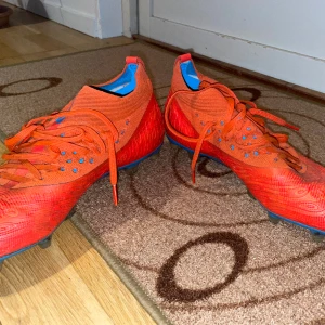 Fotbollsskor puma - Storlek 43, använda en säsong och är i gott skick. En liten defekt på höger sko framtill, men inget som stör spelet. 