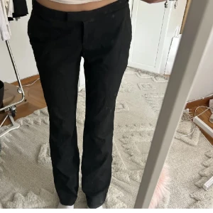 Kostymbyxor  - Jättesnygga lågmidjade kostymbyxor från HM, i mycket bra skick!💗