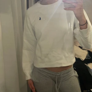 Ralph Lauren tröja - Vit Ralp Lauren tröja. Har en fläck på ärmen. Köpt för 2000kr