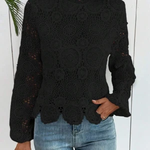 svart blus - helt ny blus från shein, endast testad en gång. säljer då den va för liten för mig   nypris 170 kan gå ner i pris vid snabb affär 