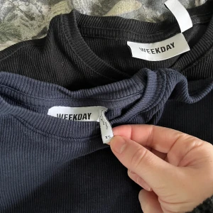 T-shirts  - Två t-shirts, använda en gång. Sitter tajt och snyggt! Tog minsta storleken för att de skulle sitta tajt 💓 Passar xs, s, m beroende på hur man vill att de ska sitta!🤎Köp en för 150 eller två för 250💓