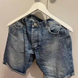 Jeansshorts från Jack & Jones - Jeansshorts från Jack & Jones. Fint skick. Storlek L. 