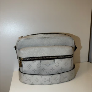 Louis Vuitton bag - Säljer nu min Louis Vuitton Leather bag. Sparsamt använt därav i väldigt bra skick. Finns ett litet streck jag märkte på baksidan men går säkert bort om man tvättar. Nypris ca 25000kr mitt pris 9999kr finns kvitto