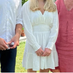 Vit klänning  - Supersöt klänning från zara, endats använd en gång !