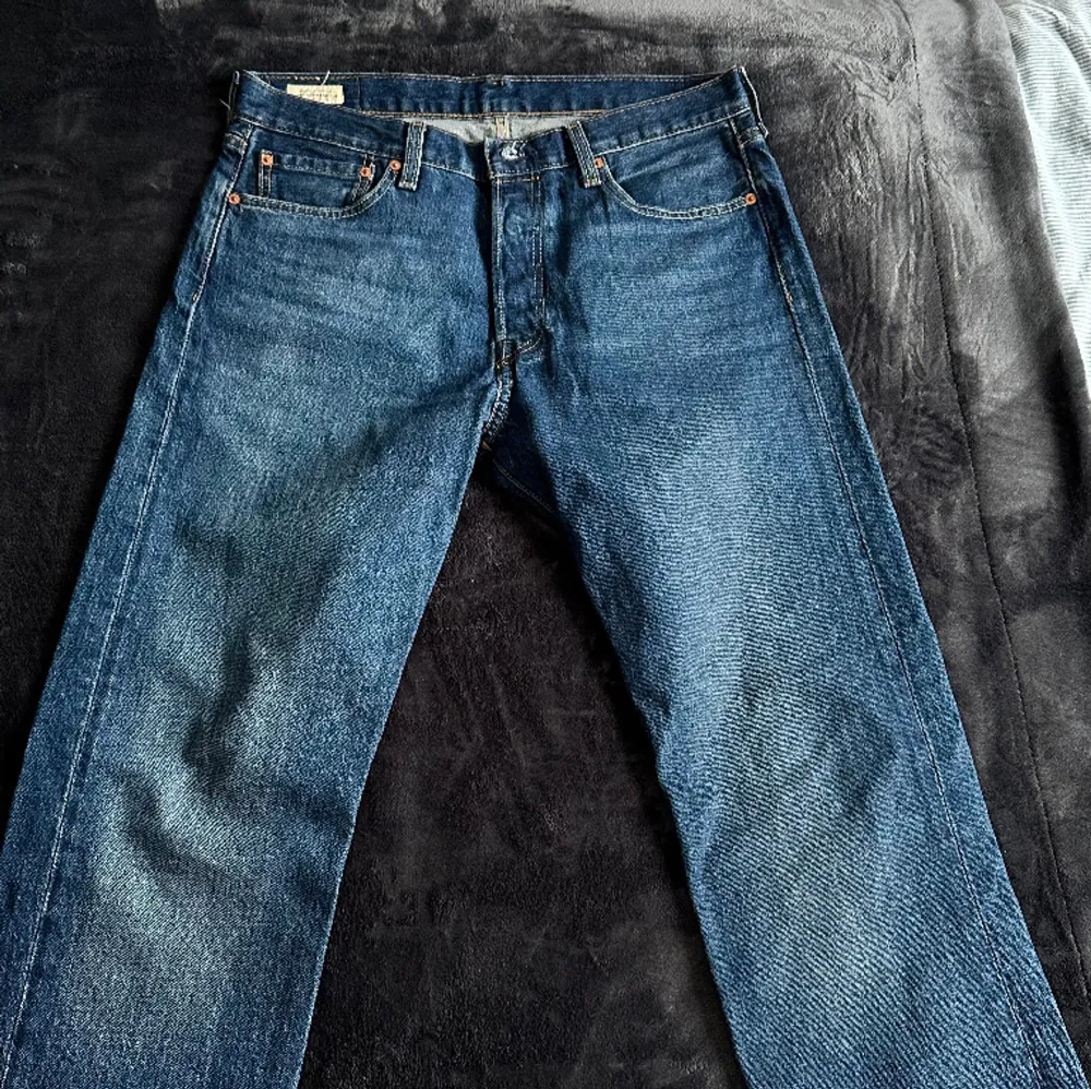 Riktigt feta levis i mörkblå färg Storleken är 33/34. Jeans & Byxor.