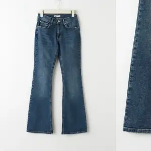 Low waist flare jeans i strl 40 från Gina tricot💕 säljes då dom är lite stora på mig och köpt likadana i en mindre storlek 💕 lite slitningar längst ner då dom är lite långa på mig 💕NY PRIS 499
