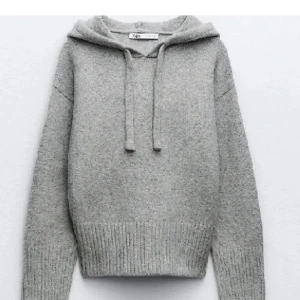 Zara Stickad Hoodie - Säljer nu min stickade hoodie från zara, då den inte kommer till användning. Använd kanske 2 gånger så bra skick. Nypris 499, storlek M 