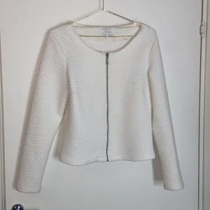 Vit kofta  - Vit kofta från Vila Tunn och passar perfekt en sommarkväll när det är lite kyligt💖