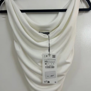 Topp zara - Säljer denna fina topp ifrån zara i storlek xs