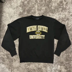 Vintage tröja - Tröjan är köpt från London och har används typ 2 gånger och är i fint skick. Meddela för övriga frågor !