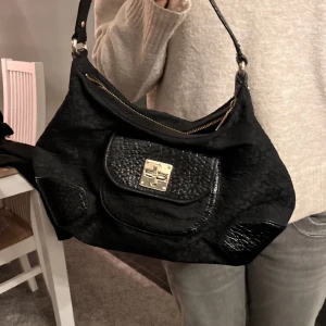 DKNY väska  - En svart DKNY väska utan defekter 