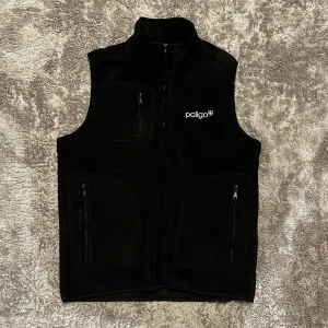 Fleece väst - Västen är använd kanske 5 gånger och är i nyskick. Meddela vid frågor !