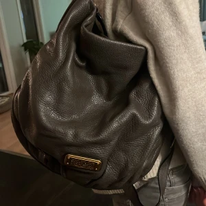 Marc by Marc Jacobs väska  - Grå Marc by Marc Jacobs väska utan defekter 