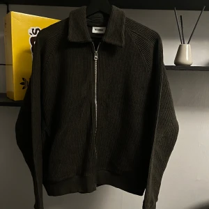 Weekday overshirt - Helt ny och aldrig använd pågrund av fel storlek.  Meddela vid frågor !