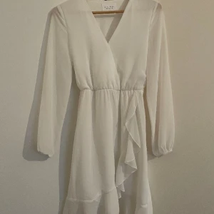 En vit klänning - En fin vit klänning från Nelly i storlek XS. Klänningen kommer inte till användning längre, därför säljer jag den. 